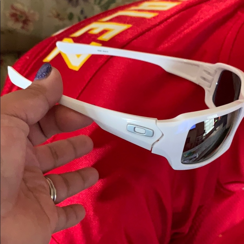 Oakley MENS sunglasses. GREAT CONDITION